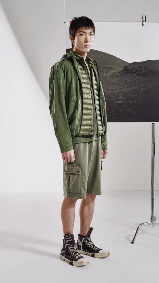 Uomo con giacca Cape Horn SS25 su paesaggio estivo roccioso, stile outdoor raffinato e tecnico. - Cape Horn