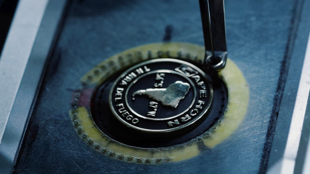 Particolare del lavoro di cucitura del logo Cape Horn su un capo all'interno della Factory durante la creazione della capsule collection LABORATORIO. - Cape Horn